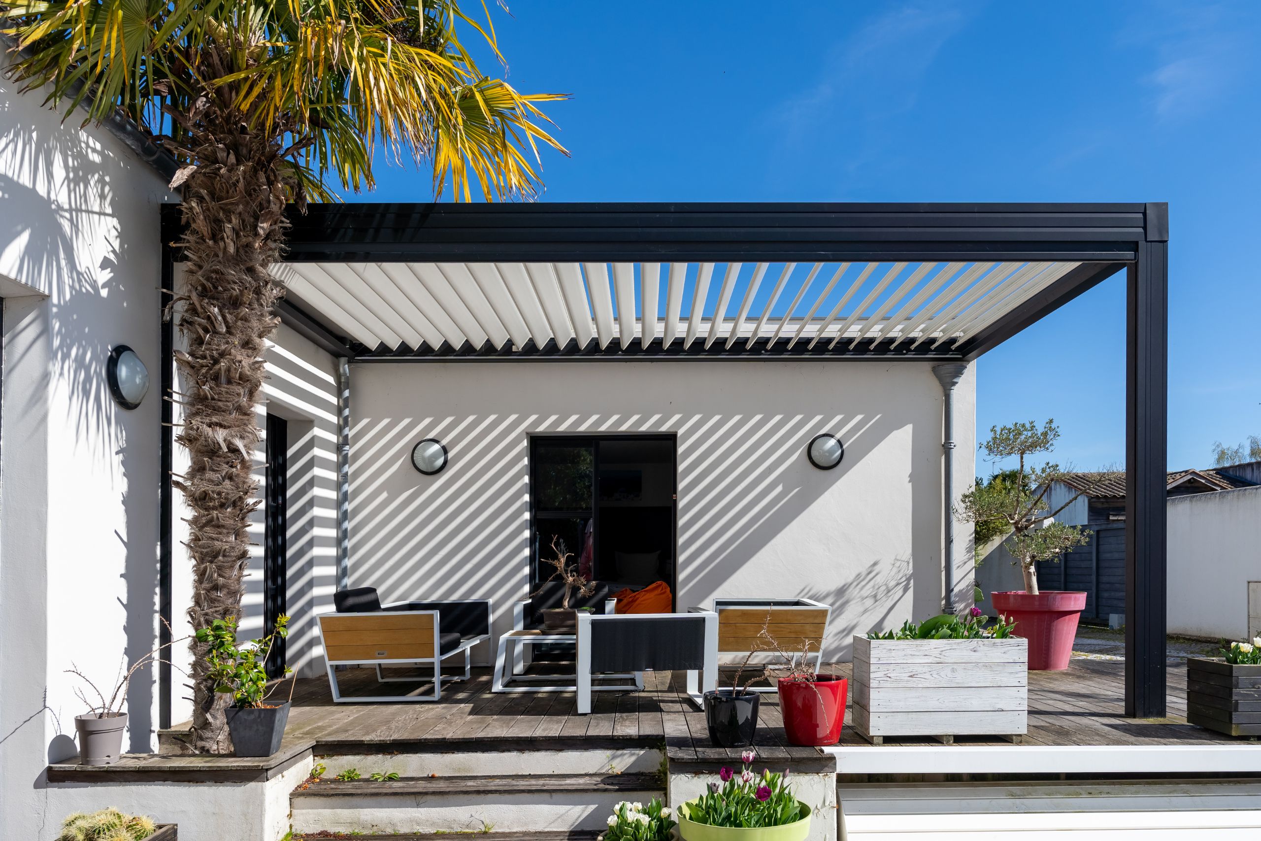 What Is a Garden Lounge Set